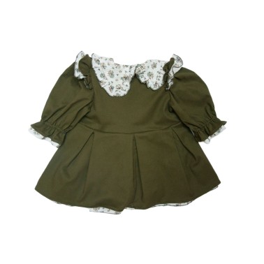 Robe en coton bio vert sauge avec une délicate broderie florale, des boutons en nacre dorés, et une collerette en gaze fleurie